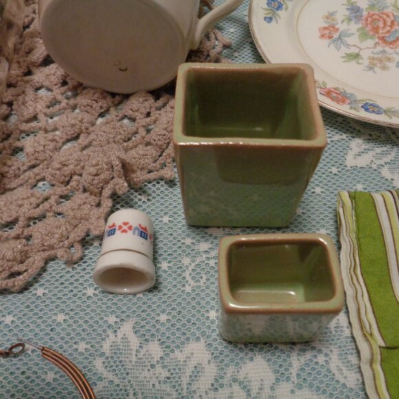 VINTAGE POTTERY LAMP LINENS THIMBLE JEWELRY LOT - Picture 7 of 8
